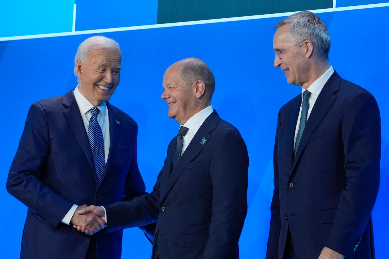 President Joe Biden i ett möte i somras med Tysklands förbundskansler Olaf Scholz och Natos före detta generalsekreterare Jens Stoltenberg. Arkivbild. Foto: Evan Vucci/AP/TT