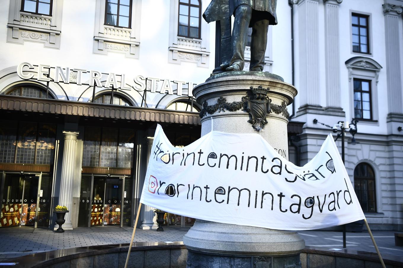 Demonstration utanför Centralstationen i Stockholm när lokförare inom pendeltågstrafiken i Stockholm gick ut i vild strejk förra året. Arkivbild. Foto: Caisa Rasmussen/TT