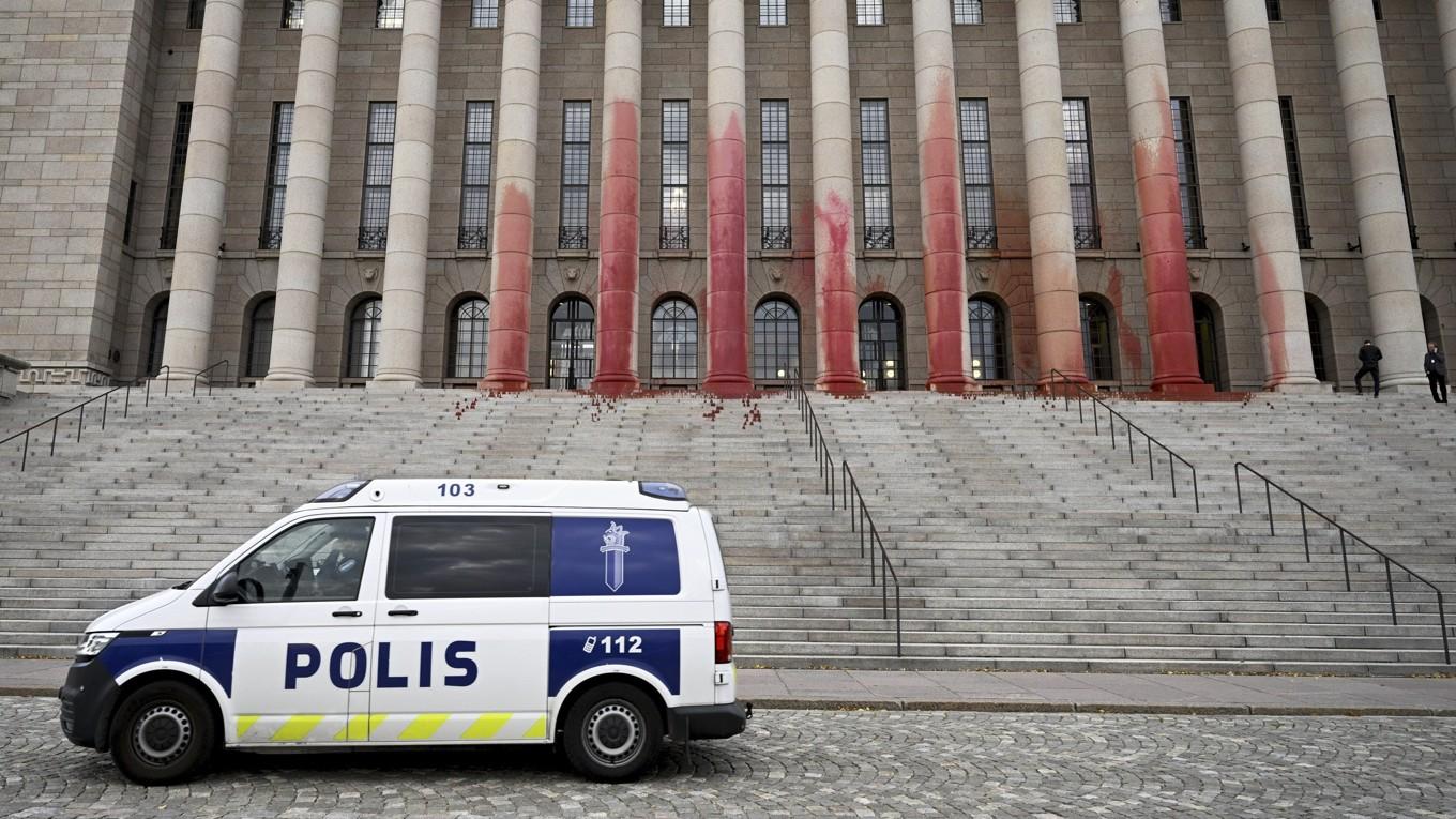 Arkivbild på en polisbil i Finlands huvudstad Helsingfors. Foto: Emmi Korhonen/Lehtikuva via AP/TT