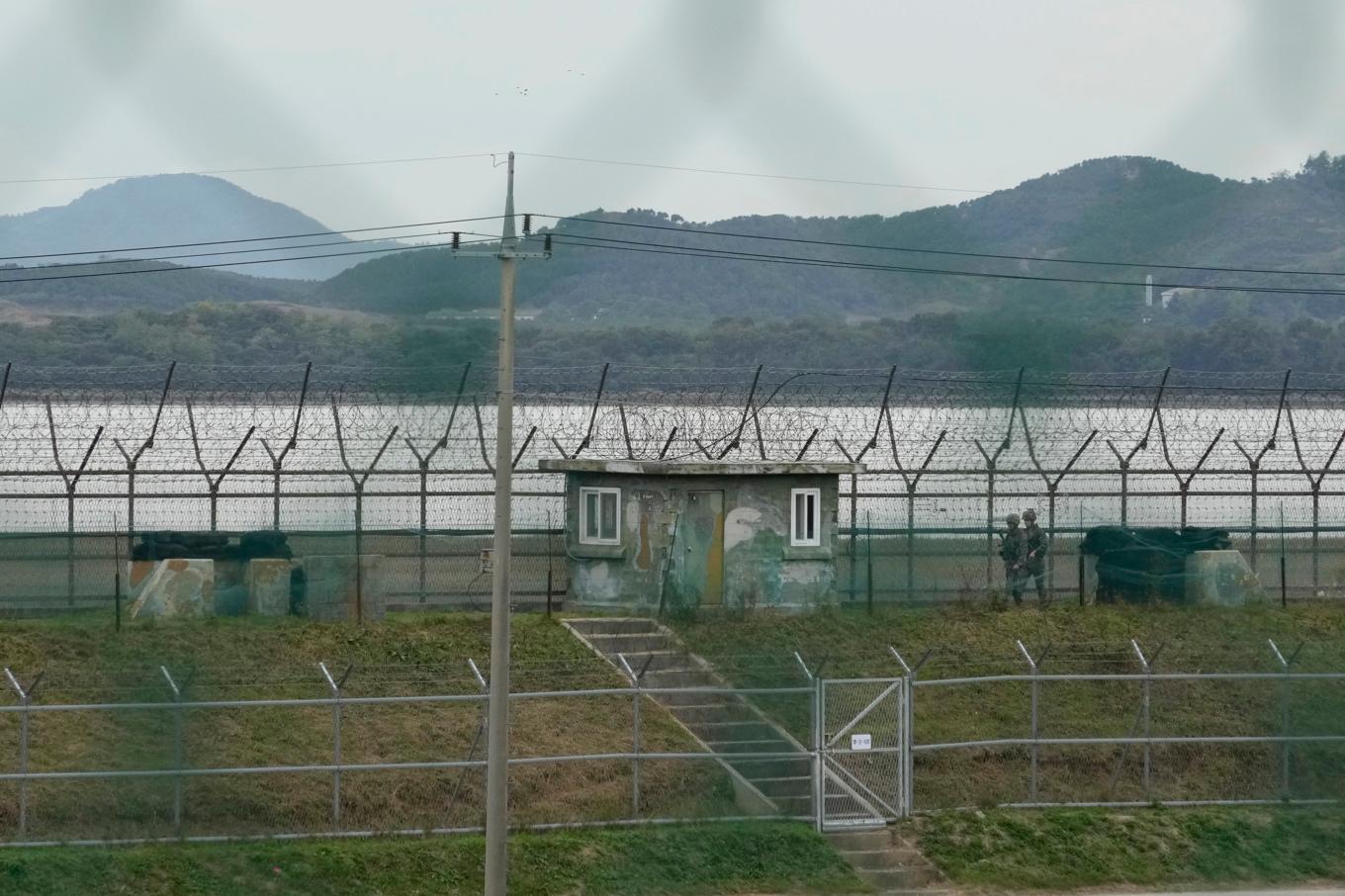 Sydkoreanska soldater patrullerar gränsen i Paju vid gränsen mot Nordkorea. Bilden är tagen den 14 oktober. Foto: Ahn Young-joon/AP/TT