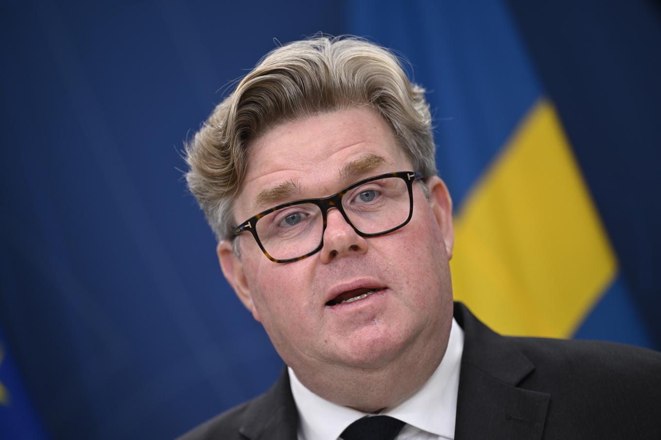 Justitieminister Gunnar Strömmer säger att regeringen kommer att gå vidare med ett kritiserat lagförslag om informationsutbyte med polisen. Arkivbild. Foto: Pontus Lundahl/TT