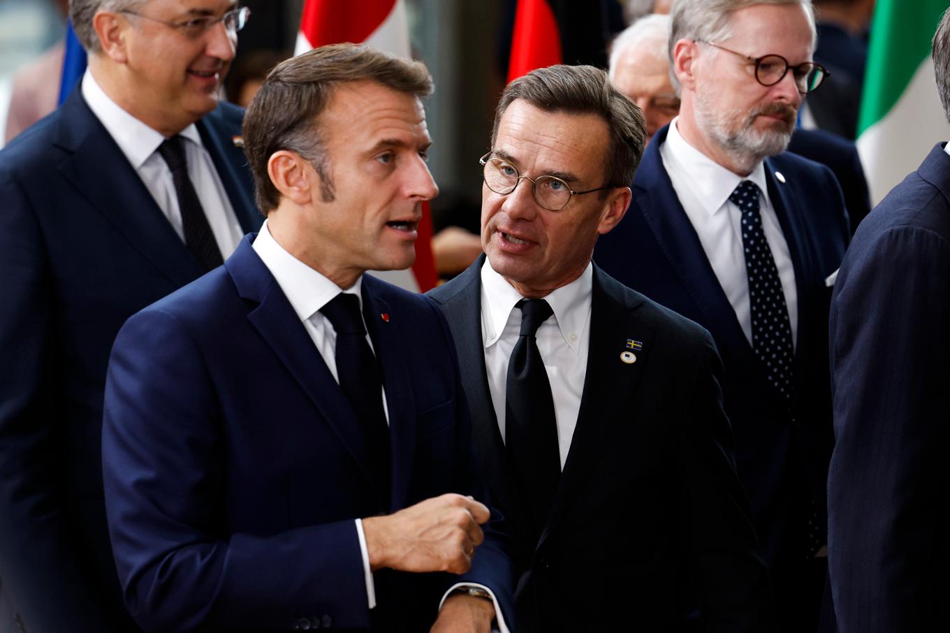 Statsminister Ulf Kristersson (M) i samtal med Frankrikes president Emmanuel Macron på EU-toppmötet i Bryssel. Foto: Geert Vanden Wijngaert