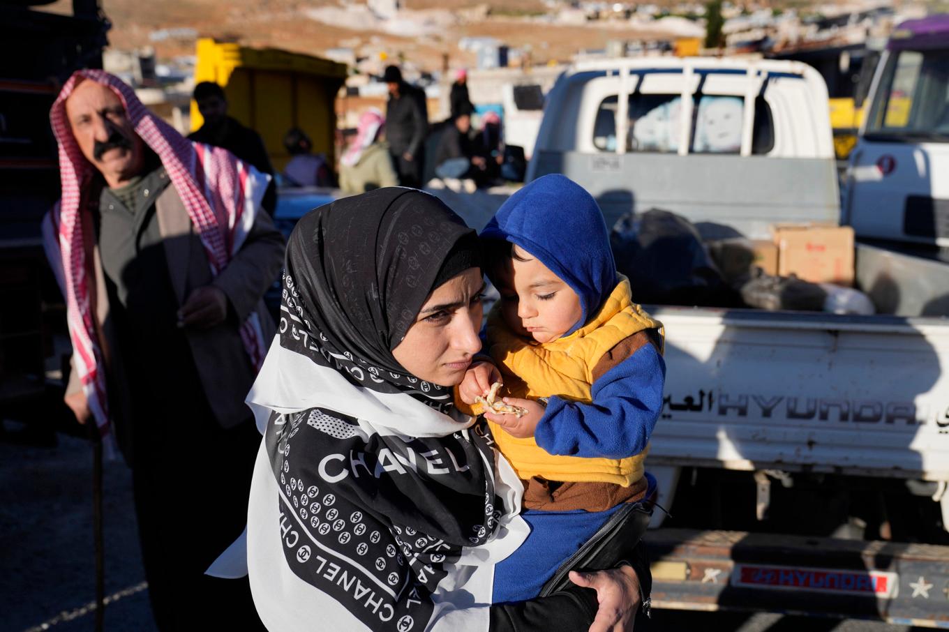 En kvinna som tidigare flytt från Syrien på väg tillbaka till hemlandet med sitt barn i våras. Arkivfoto. Foto: Hussein Malla/AP/TT