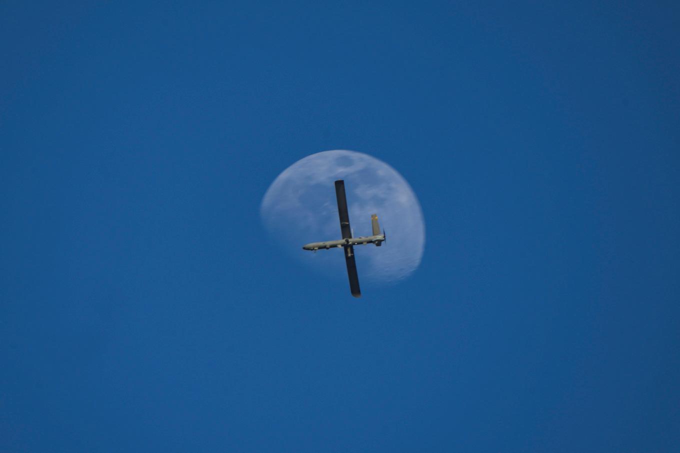 En israelisk militär drönare flyger över Gazaremsan. Arkivbild tagen i maj. Foto: Abdel Kareem Hana/AP/TT