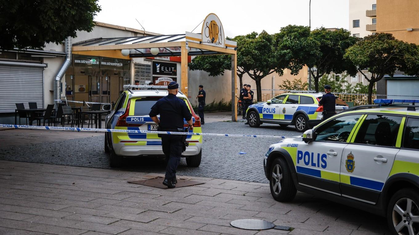 Polis på plats i Sätra i sydvästra Stockholm efter skjutningen i augusti 2023. Foto: Robin Bäckman/TT