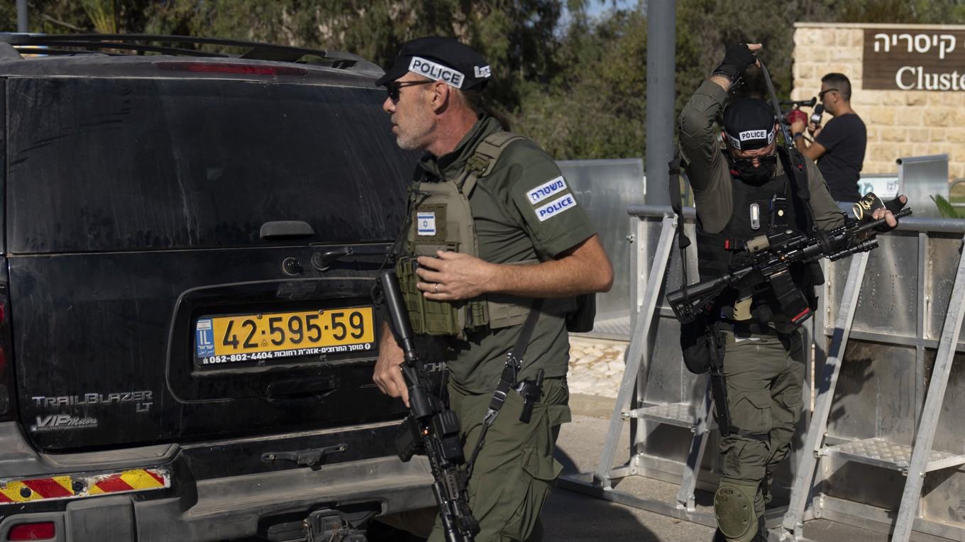 Israeliska säkerhetsstyrkor nära platsen i Caesarea där en drönare slog ned på lördagen. Foto: Ariel Schalit/AP/TT