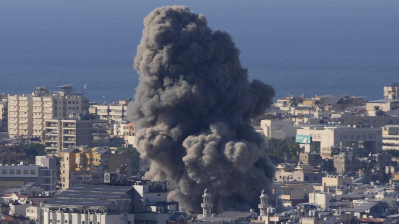 Rök stiger mot himlen efter ett israeliskt flyganfall mot den södra Beirutförorten al-Dahiya på lördagen. Foto: Hussein Malla/AP/TT