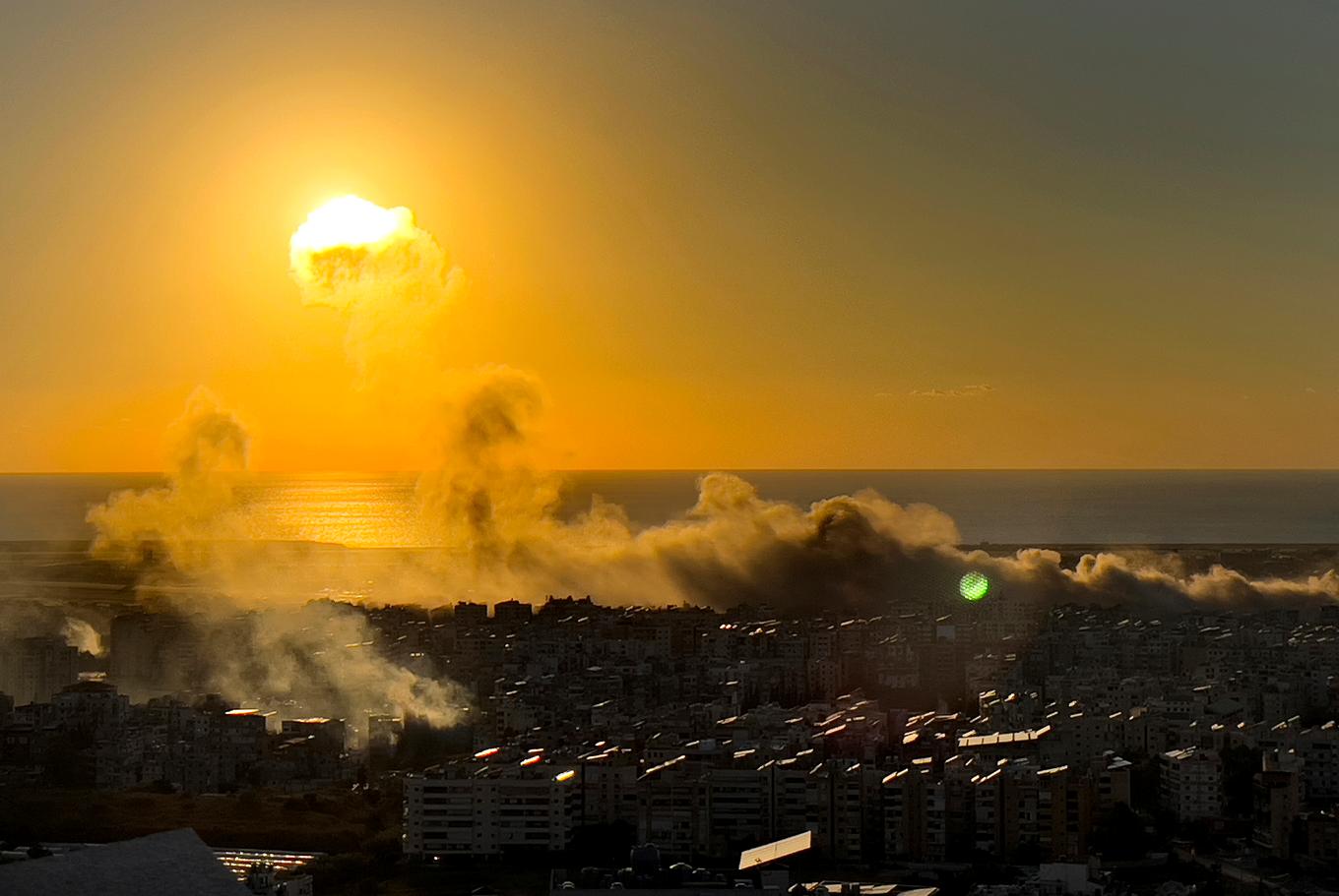 Rök stiger mot himlen efter flera israeliska flyganfall mot den södra Beirutförorten al-Dahiya på lördagen. Foto: Hussein Malla/AP/TT