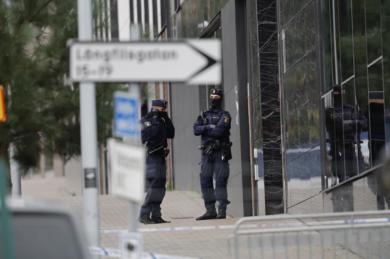 Poliser på plats efter skottlossningen mot det israeliska företaget Elbit Systems i Göteborg i torsdags. Foto: Adam Ihse/TT