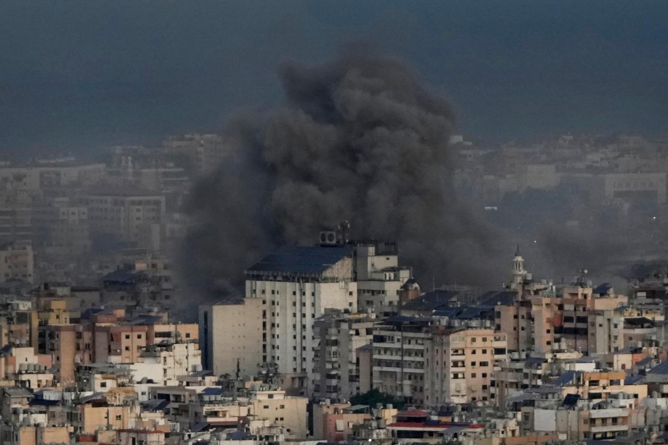 Rök stiger mot himlen efter en israelisk attack mot Beirutförorten al-Dahiya. Foto: Hussein Malla/AP/TT