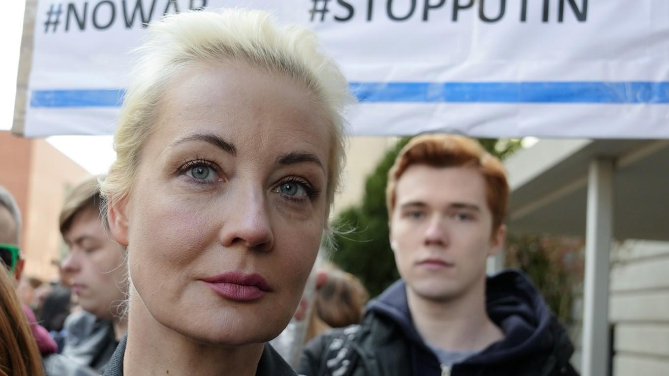 Julia Navalnaja vid en demonstration mot den ryska regimen i Berlin i mars. Foto: Ebrahim Noroozi/APTTT