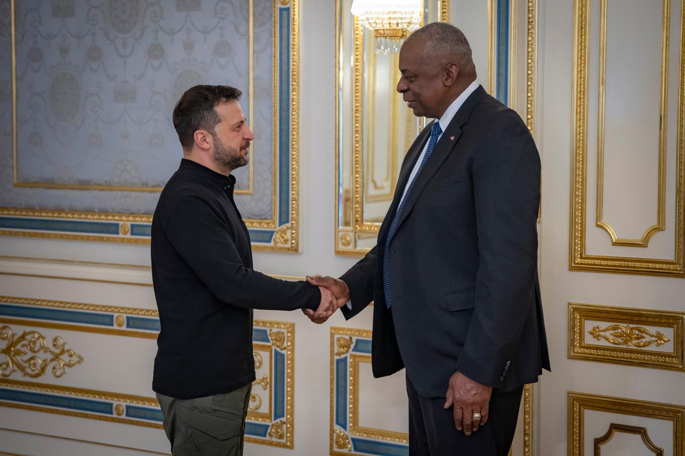 Ukrainas president Volodymyr Zelenskyj (vänster) tar emot USA:s utrikesminister Lloyd Austin i Kiev. Foto: Presidentkansliet i Ukraina via AP/TT