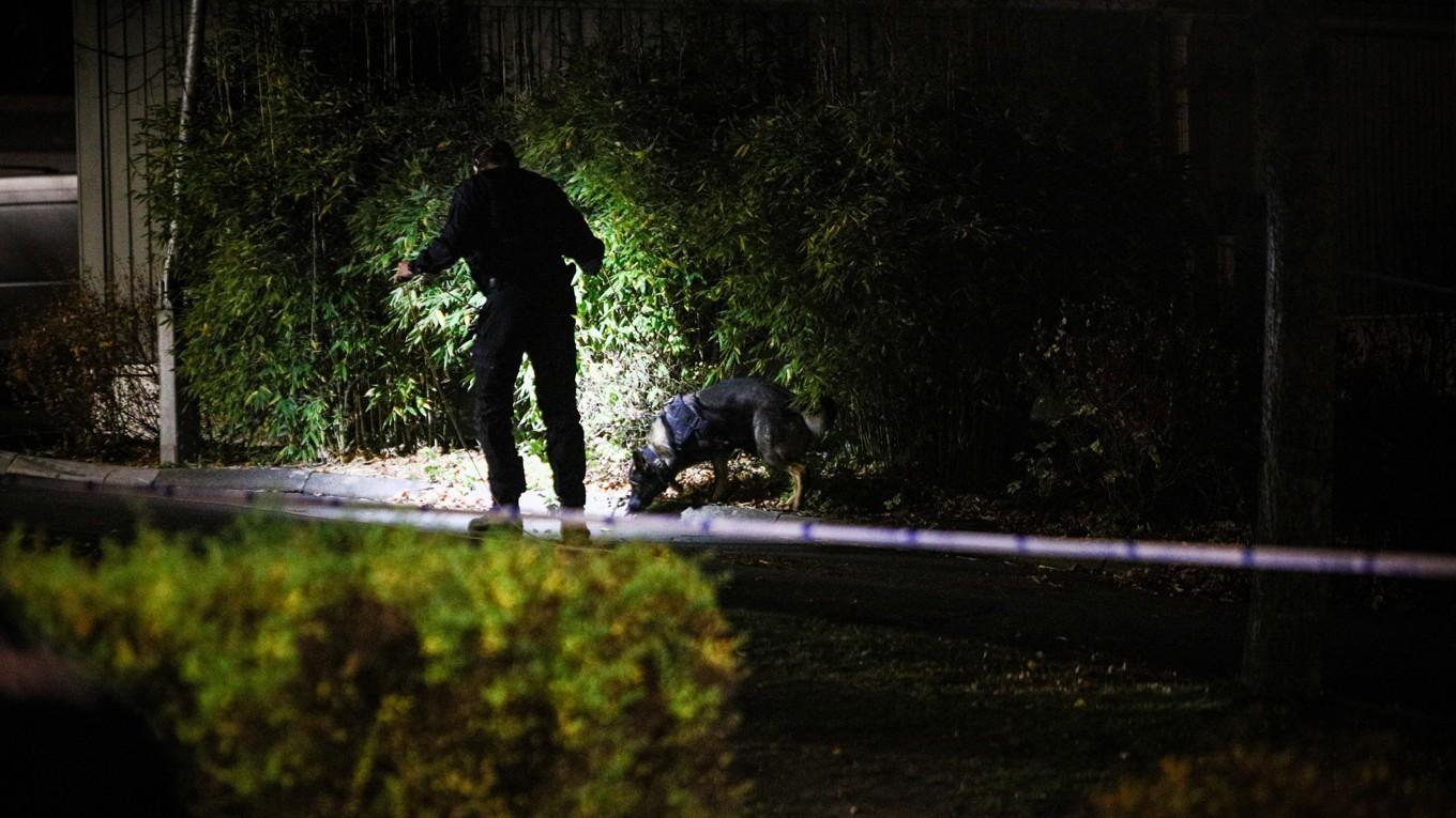 En man i 40-årsåldern hittades skadad utomhus på måndagskvällen. Senare meddelade polisen att han avlidit. Foto: Mattias Landström/TT