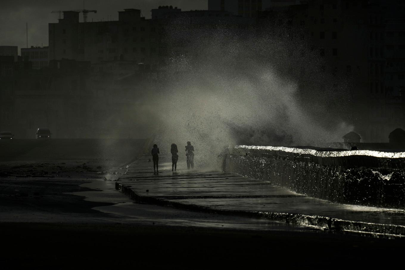 Vågor slår in över strandpromenaden i Kubas huvudstad Havana i orkanen Oscars kölvatten. Foto: Ramon Espinosa/AP/TT