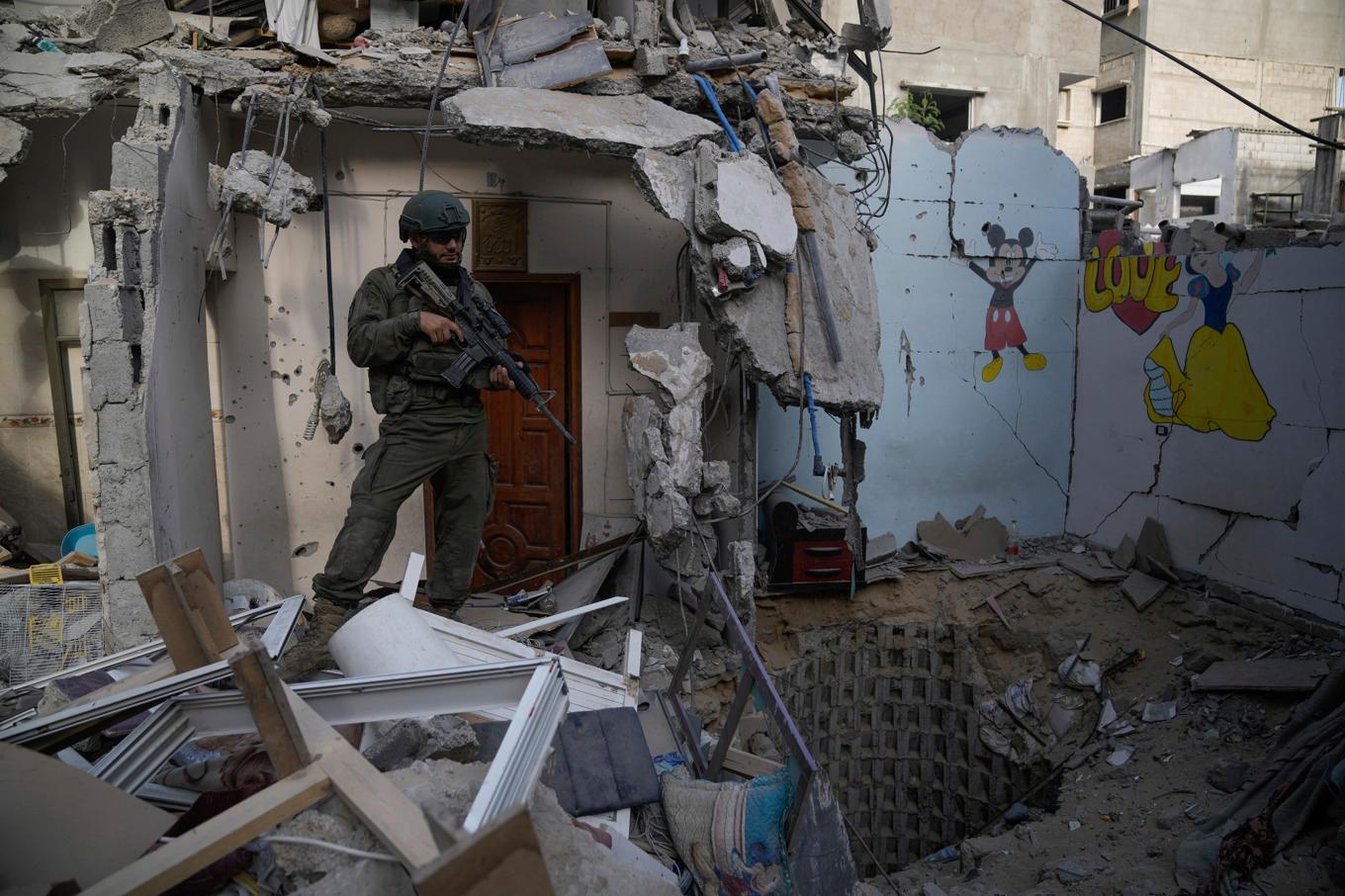 Israelisk soldat vid ingången till den tunnel där sex israeliska gisslan hittades dödade i augusti. Bild från september. Foto: Leo Correa/AP/TT