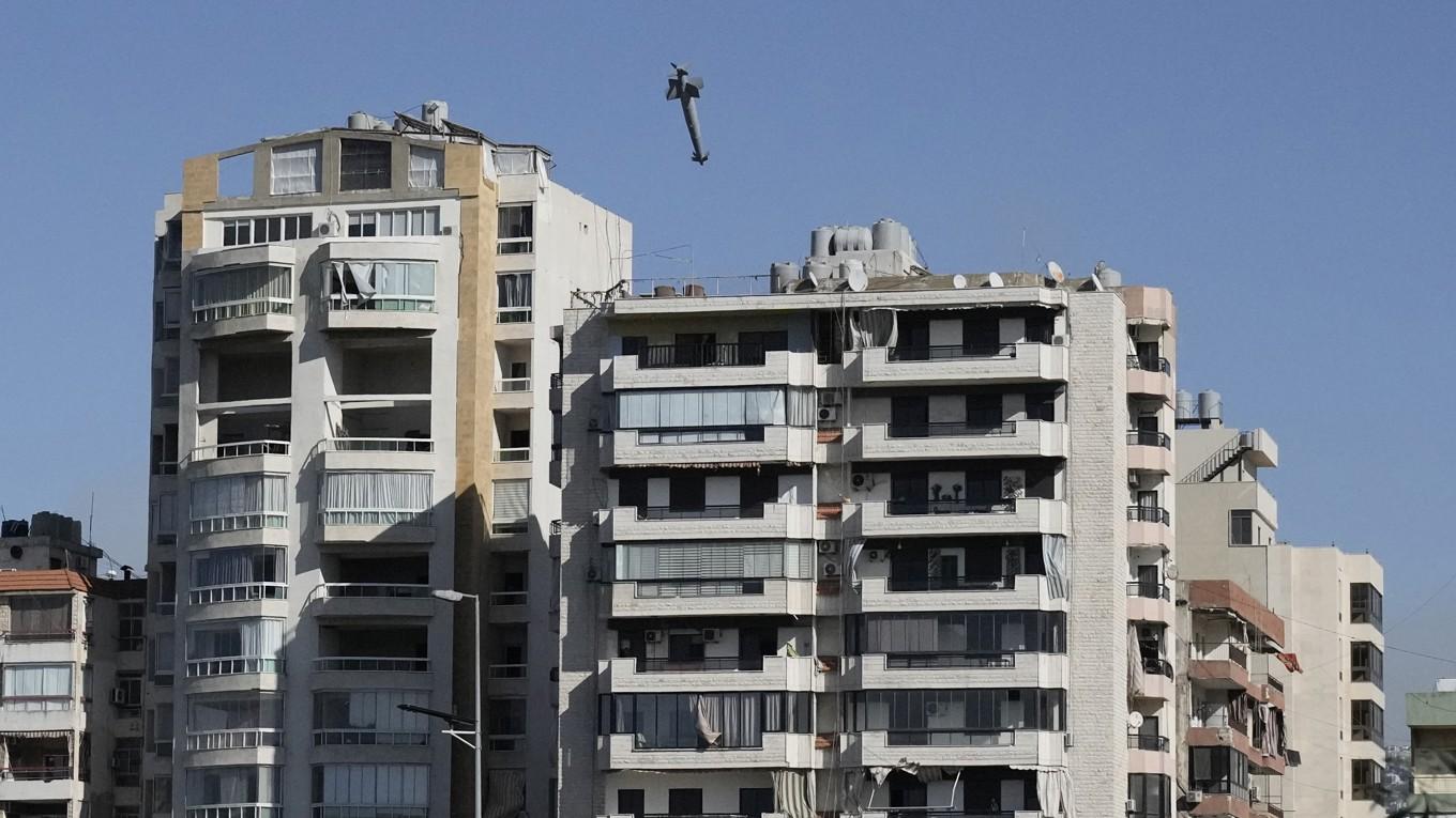 Israeliskt robotangrepp träffar en byggnad i Beiruts södra förorter, där Hizbollah precis avslutat en pressträff. Foto: Bilal Hussein/AP/TT