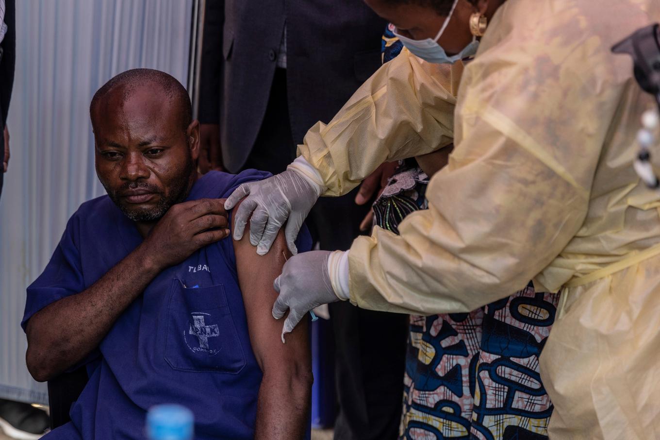 En man får mpox-vaccin på ett sjukhus i Goma i Demokratiska republiken Kongo där viruset har sitt ursprung. Foto: Moses Sawasawa/AP/TT