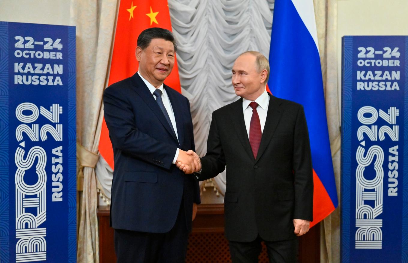 Kinas ledare Xi Jinping välkomnas till Bricsmötet i ryska Kazan av president Vladimir Putin. Foto: Kristina Kormilitsyna/Officiell pool via AP/TT