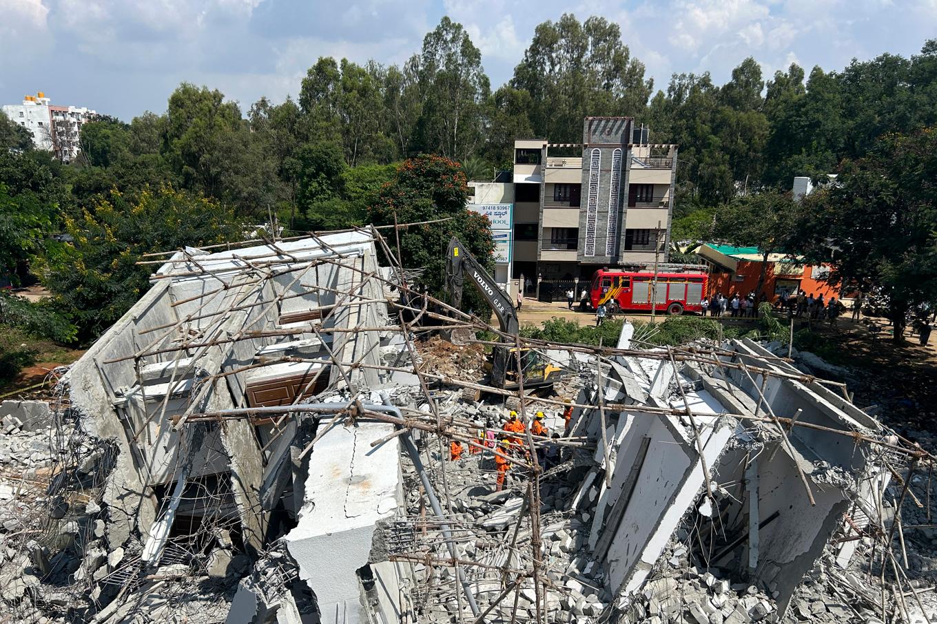 Räddningsarbetare letar efter överlevande i Bengaluru i Indien. Foto: Aijaz Rahi/AP/TT