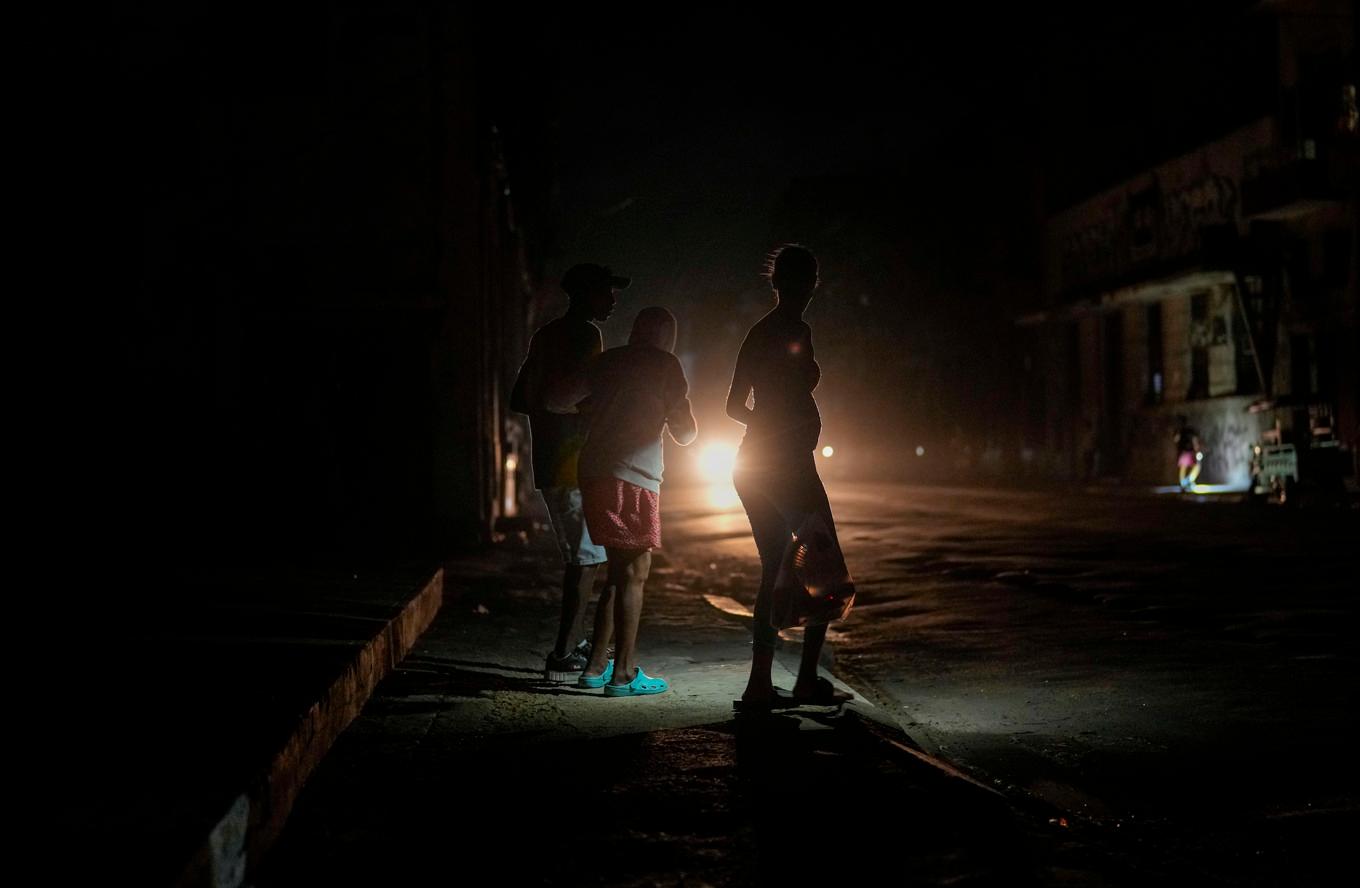 Människor på en gata i Havanna under strömavbrottet. Bild tagen på söndagen. Foto: Ramon Espinosa/AP/TT