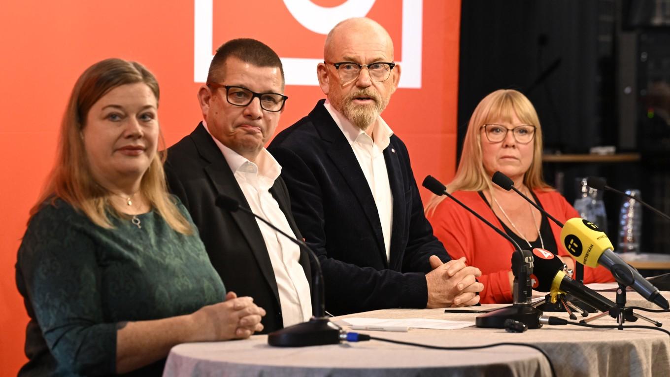 LO:s ombud i representantskapet höll pressträff på onsdagen. Från vänster: Malin Ragnegård (Kommunal), Veli-Pekka Säikkäla och Johan Lindholm från LO samt Linda Palmetzhofer (Handels). Foto: Jonas Ekströmer/TT