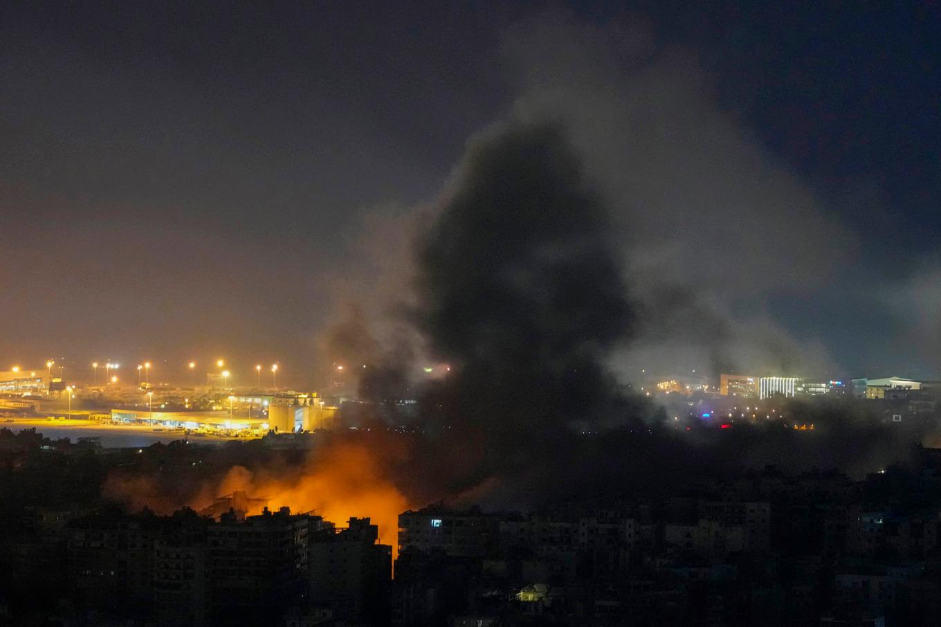 Rök stiger efter en israelisk attack i Beiruts södra förorter på tisdagen. Foto: Hassan Ammar/AP/TT