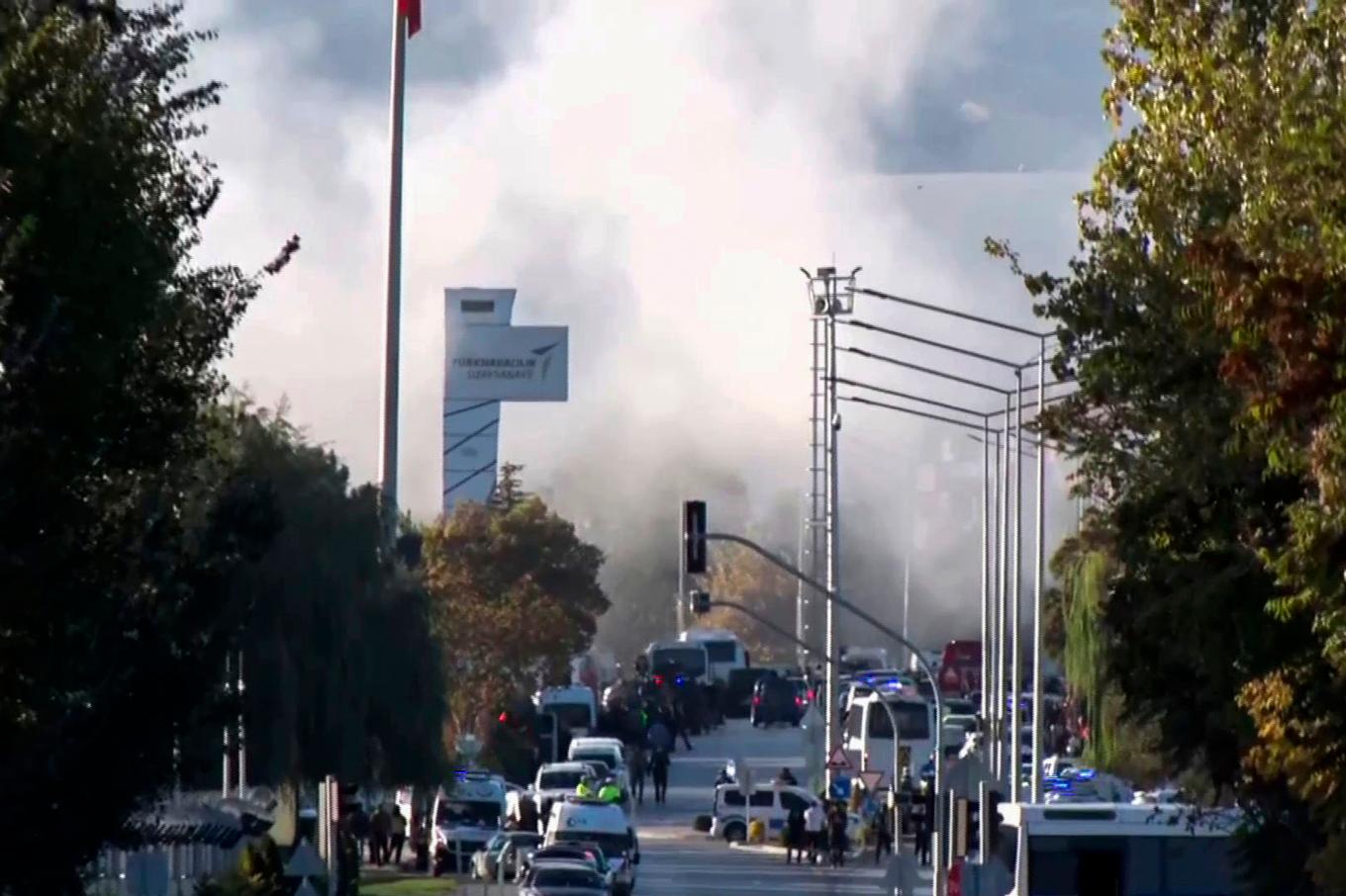 Rök sprider sig på det försvarsindustriområde utanför Ankara som attackerades. Foto: AP/TT