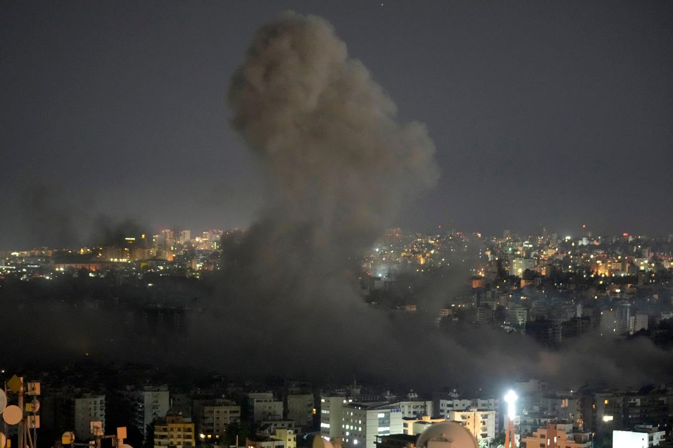 Rök stiger från ett israeliskt luftanfall mot en sydlig förort i Beirut under natten till fredag. Foto: Hussein Malla/AP/TT