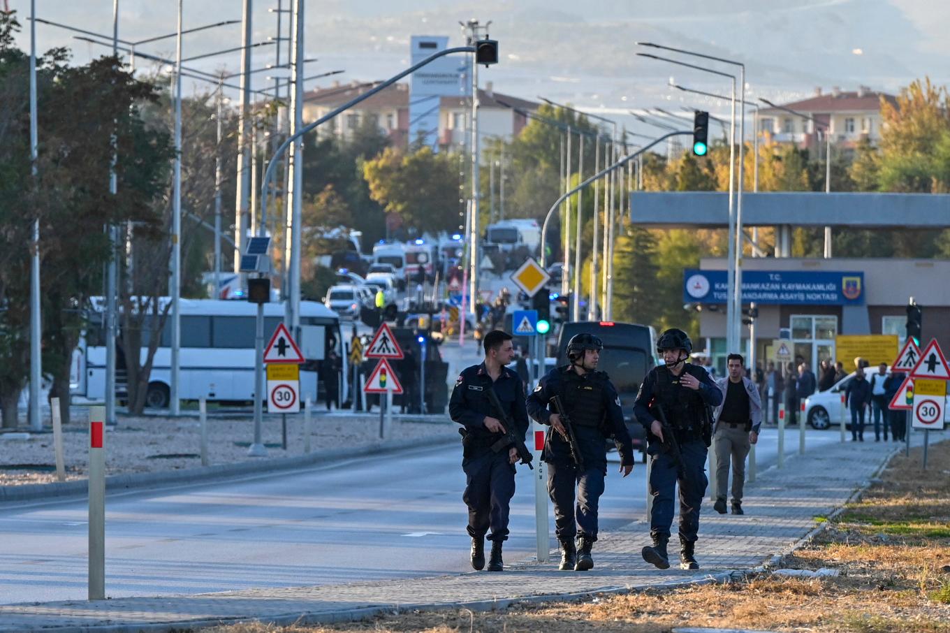 Räddningspersonal larmades till platsen där attacken ägde rum utanför Ankara i onsdags. Arkivbild. Foto: AP/TT