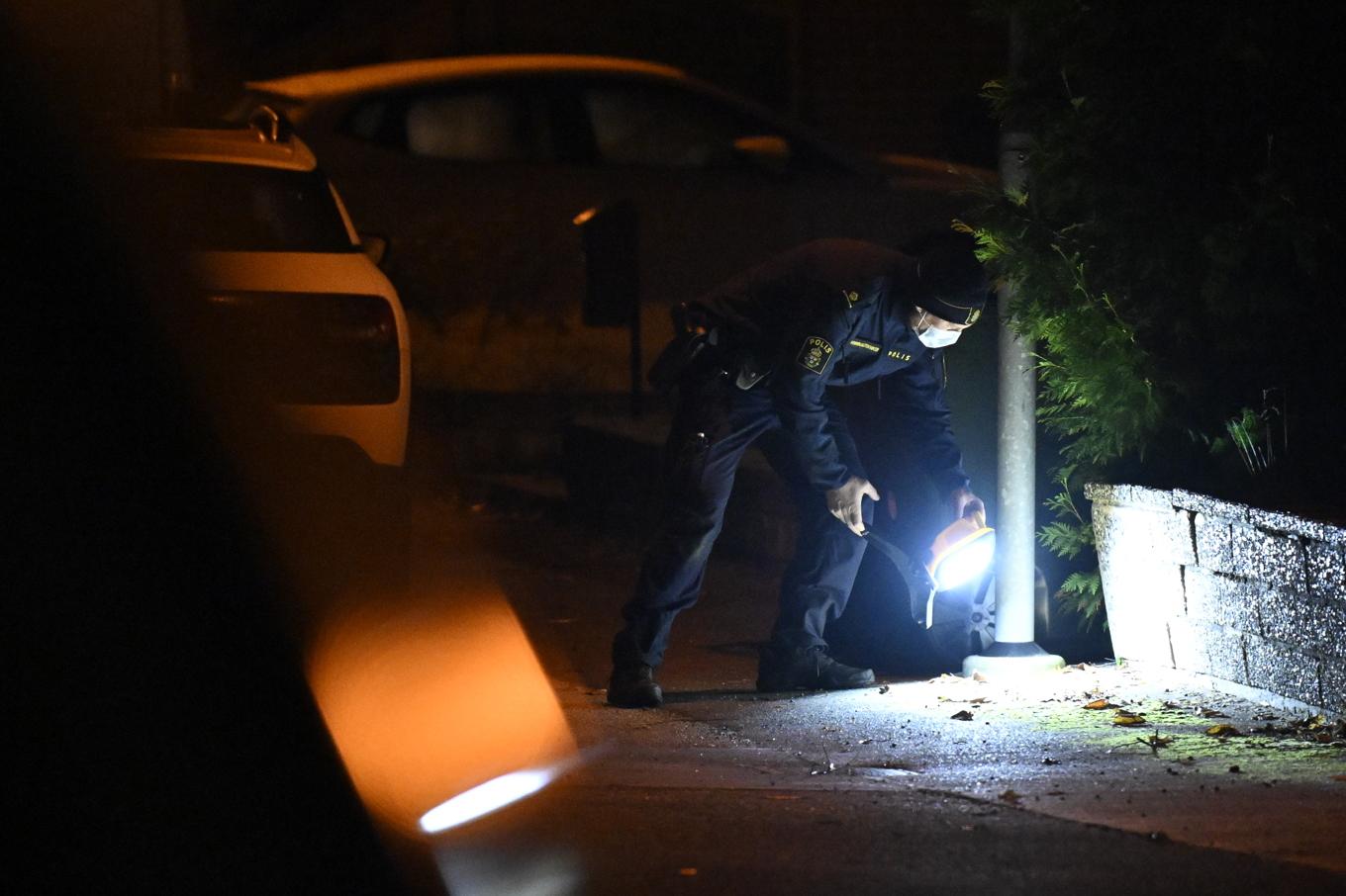 Polisens kriminaltekniker på plats i Vellinge där något exploderade natten mot fredag. Foto: Johan Nilsson/TT