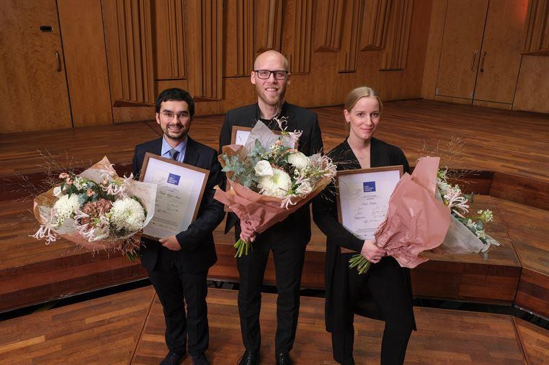 Kördirigenten Alexander Lüken vann finalen i Eric Ericson Award i Berwaldhallen. Här med de två andra finalisterna, Heide Müller, Tyskland och Marcel Ortega i Martí, Spanien. Pressbild. Foto: Arne Hyckenberg