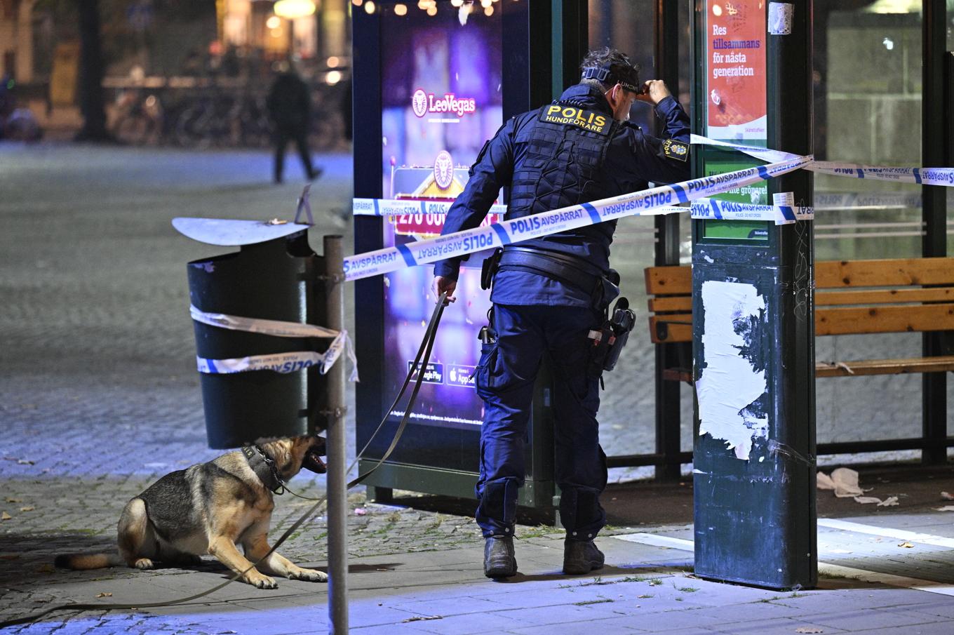 Polis på plats på Södra Skolgatan vid Möllevångstorget i centrala Malmö på lördagskvällen efter att två personer påträffats med misstänkta stick- eller skärskador. Polisen rubricerar händelsen som mordförsök. Foto: Johan Nilsson/TT