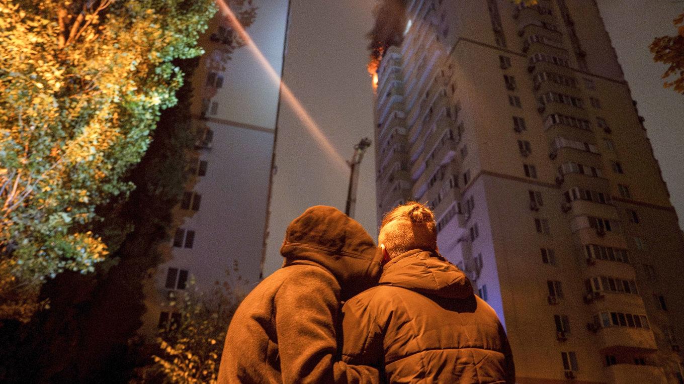 Ett bostadshus träffades av en drönare på fredagskvällen. Foto: Alex Babenko/AP/TT