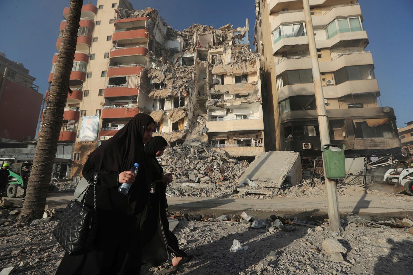 På bilden syns ett bostadshus som träffats i en israelisk attack i staden Tyros i södra Libanon. Foto: Mohammad Zaatari/AP/TT