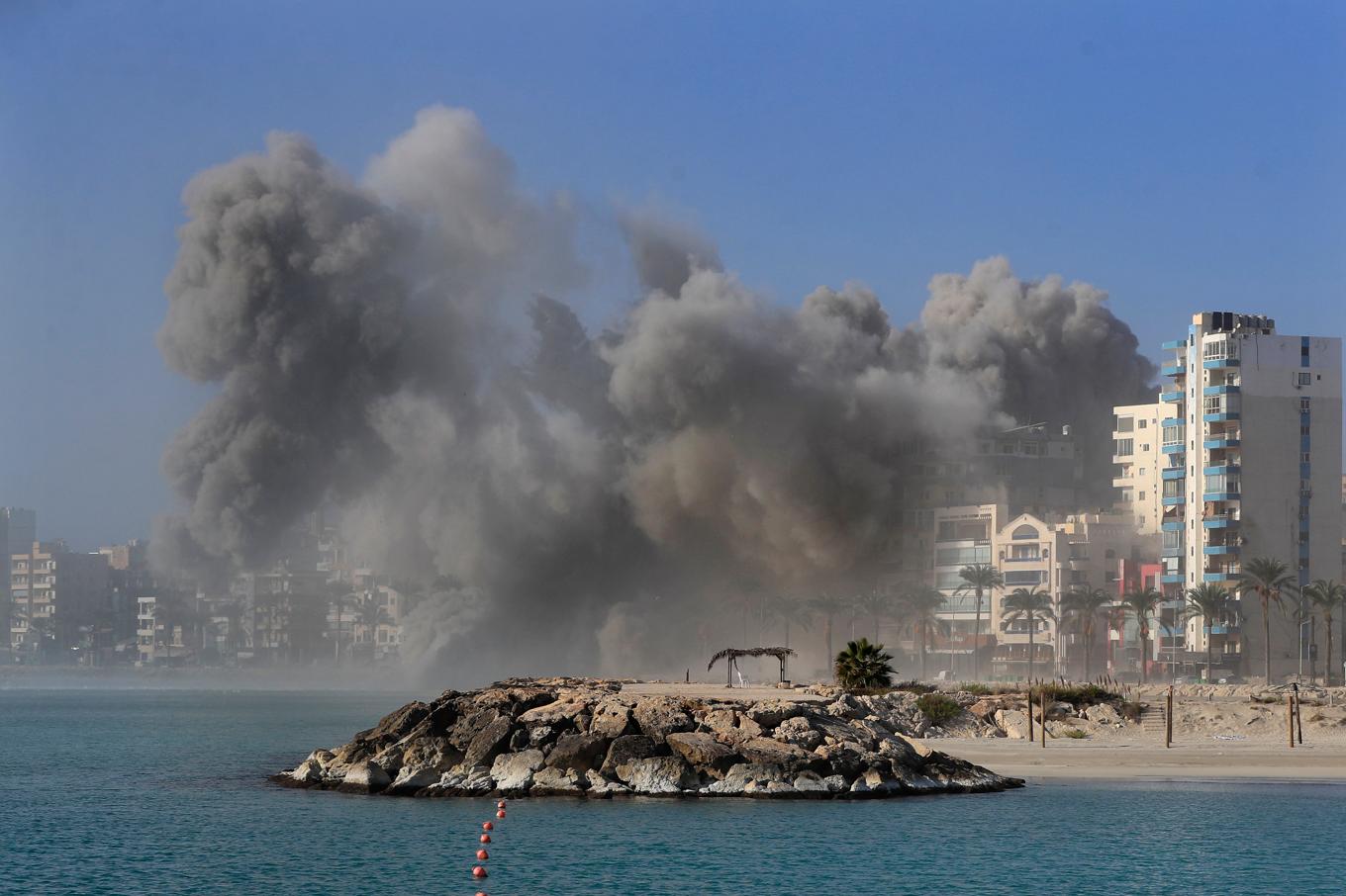 Rök stiger över Tyros efter måndagens israeliska anfall. Foto: Mohammad Zaatari/AP/TT