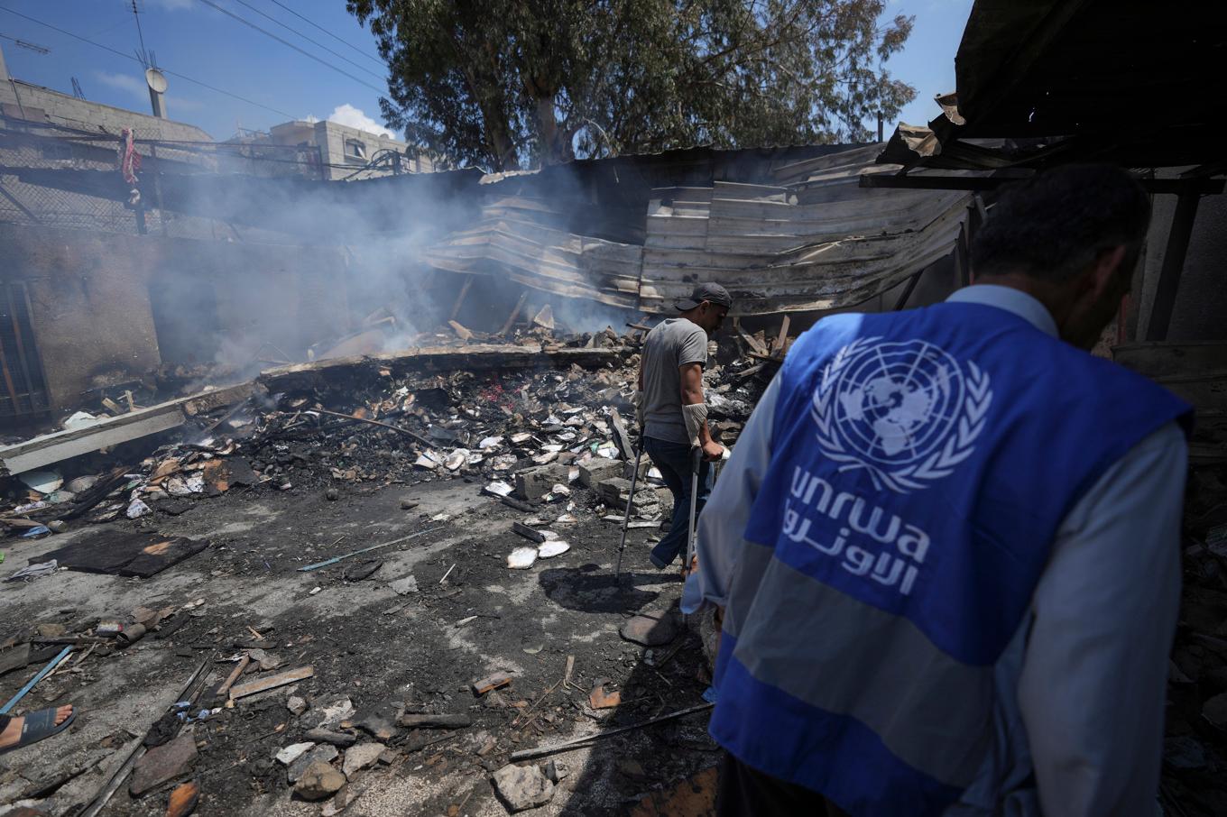 En Unrwa-arbetare i förödelsen efter en israelisk attack mot en skola driven av FN-organisationen i Nuseirat, Gaza i maj. Foto: Abdel Kareem Hana/AP/TT