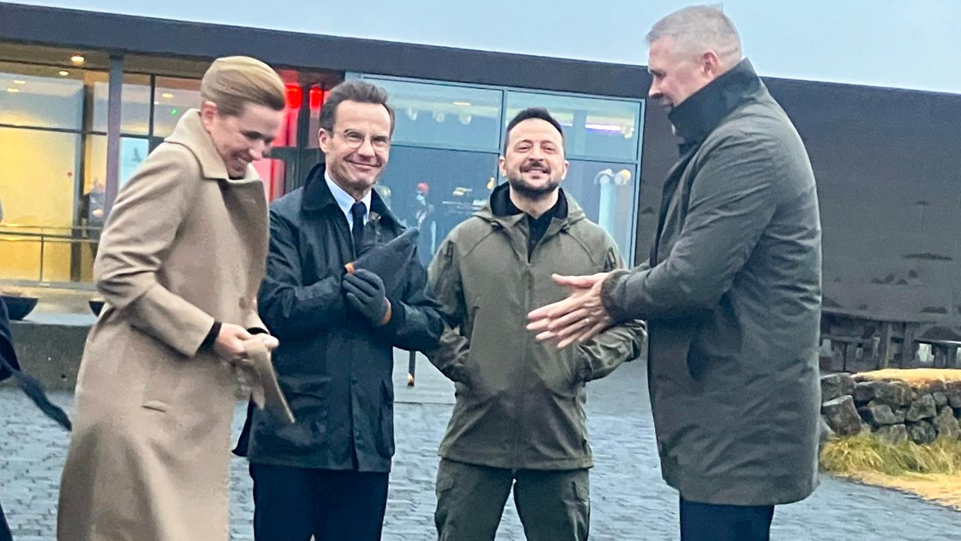 Danmarks statsminister Mette Frederiksen, Sveriges statsminister Ulf Kristersson (M), Ukrainas president Volodymyr Zelenskyj och Islands statsminister Bjarni Benediktsson träffas inför att Nordiska rådet ska sammanträda på Island. Foto: Anna Hansson/TT