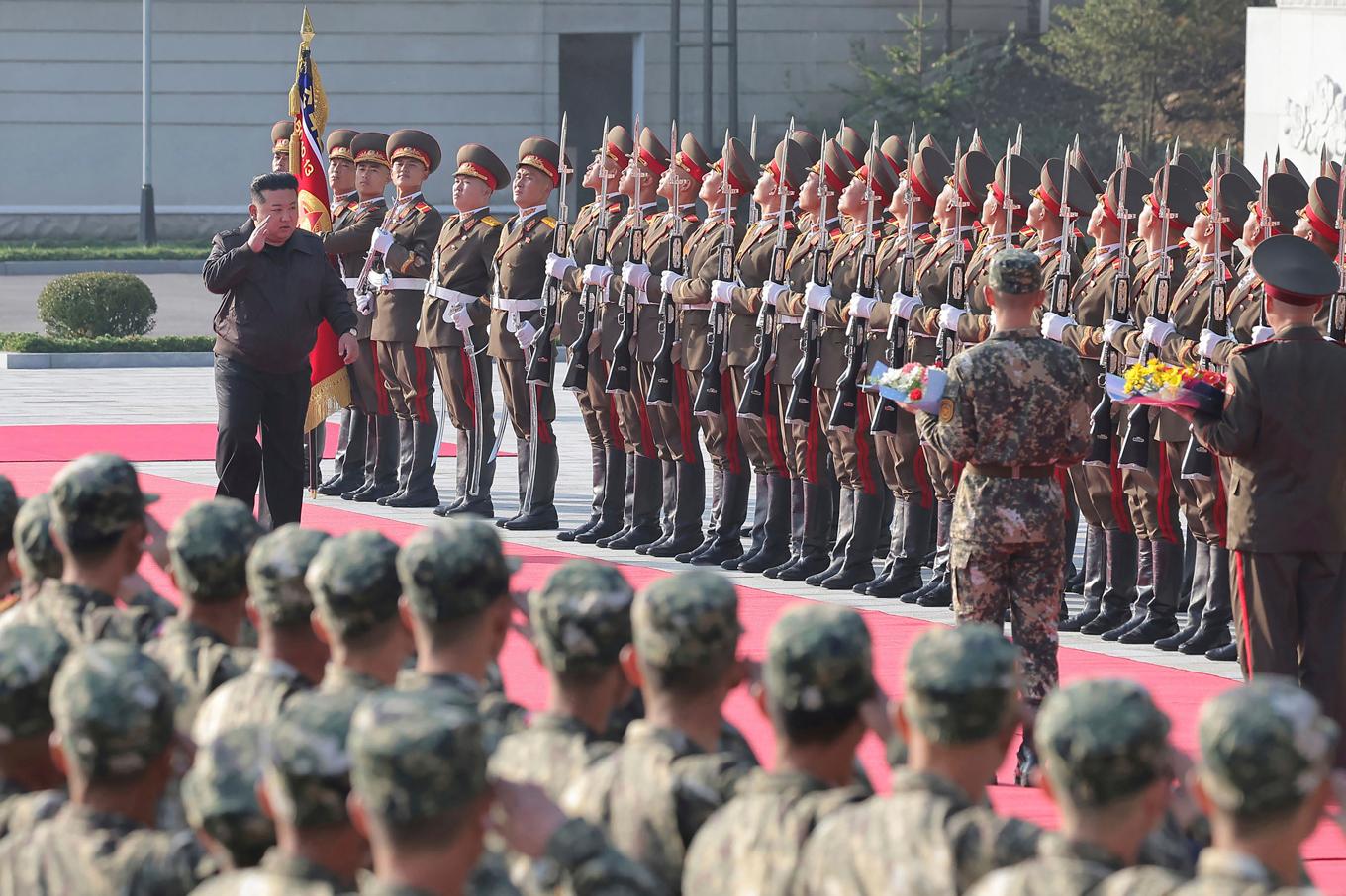 Nordkoreas ledare Kim Jong-Un flankerad av nordkoreanska soldater tidigare i oktober. Bild publicerad av regimen i Pyongyang. Foto: KCNA/Korea News Service via AP/TT