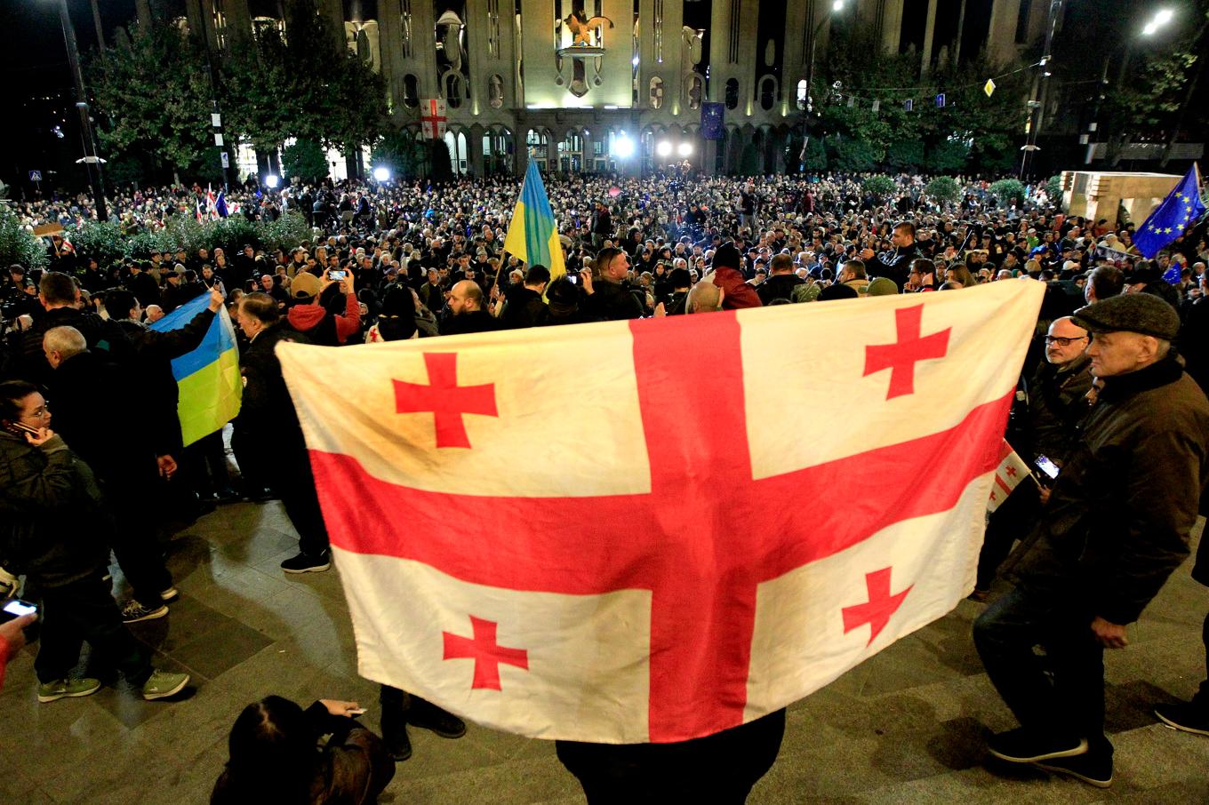 Demonstranter framför Georgiens parlament i centrala Tbilisi på måndagskvällen. Foto: Shakh Aivazov/AP/TT