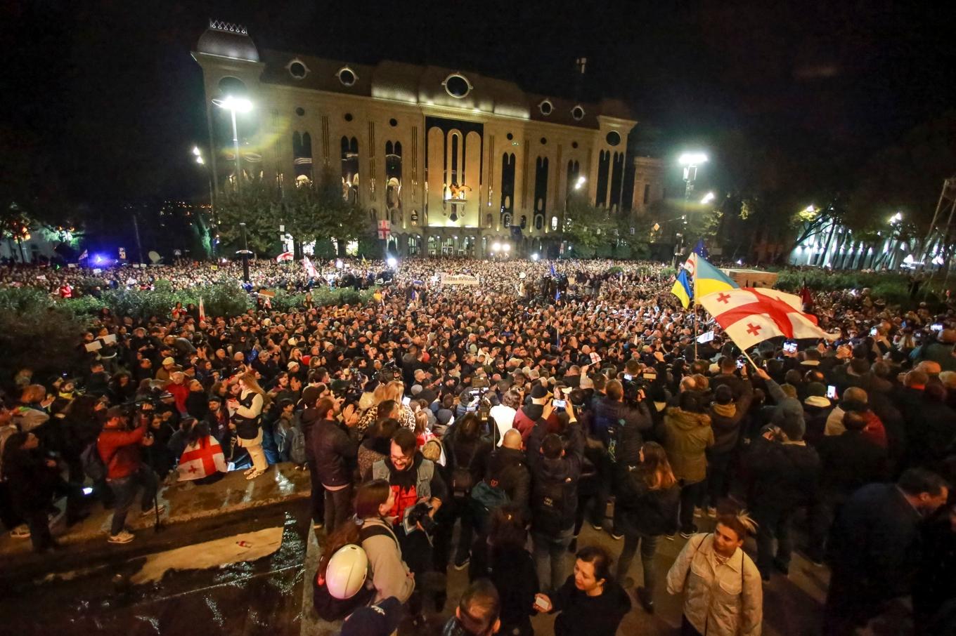 Demonstranter framför parlamentet i Tbilisi i måndags kväll. Foto: Zurab Tsertsvadze/AP/TT