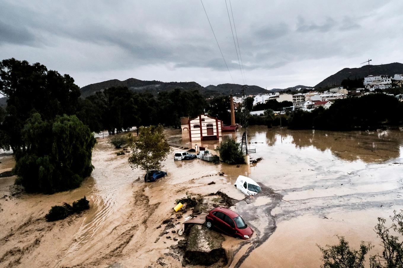 Bilar har svepts i väg av en flod av lera i staden Álora i Málagaprovinsen. Foto: Gregorio Marrero/AP/TT