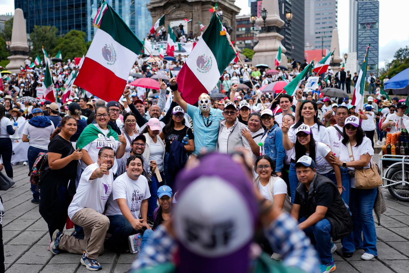 Anställda inom det mexikanska rättsväsendet i samband med en protest mot lagändringen i Mexico City i december. Arkivbild. Foto: Eduardo Verdugo/AP/TT