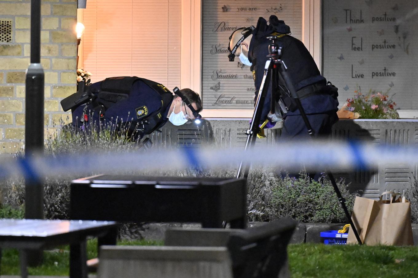 Polis och kriminaltekniker på plats i Malmö efter ett bråk på torsdagskvällen som nu utreds som försök till mord. En person har gripits. Foto: Johan Nilsson/TT