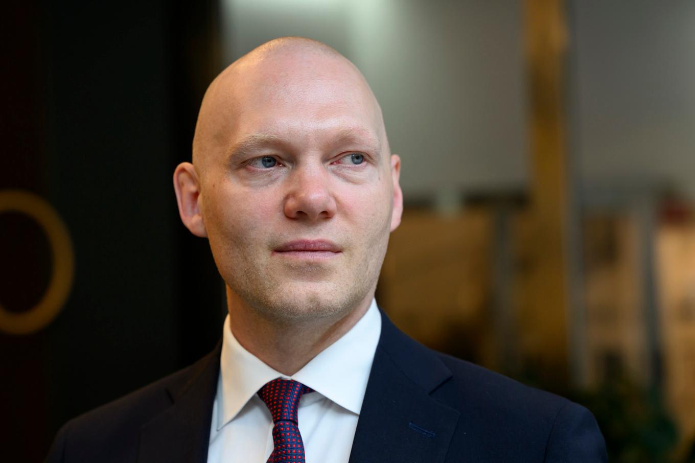 Finansmarknadsminister Niklas Wykman (M) tycker att bankerna borde använda sina vinster till att komma åt bedrägerier. Foto: Henrik Montgomery/TT