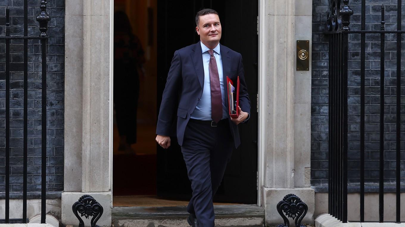 Storbritanniens hälsominister Wes Streeting på väg från Downing Street 10 efter ett regeringsmöte den 8 oktober. Regeringen hoppas att fler britter kan komma i arbete om de får hjälp av läkemedel med att gå ner i vikt. Foto: Peter Nicholls/AFP via Getty Images