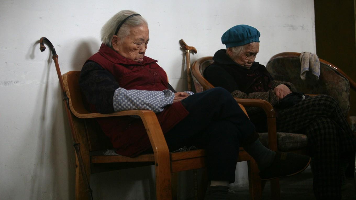 Två kvinnor på ett äldreboende i Chongqing. Kinas ettbarnspolitik och åldrande befolkning tydliggör behovet av socialförsäkringssystem och personal till äldreomsorgen. Foto: China Photos/Getty Images