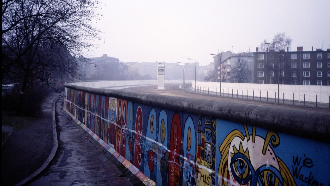 På bilden, som är tagen 1988 från Västberlin, ser man ett vakttorn vid Berlinmuren. Foto: Jean-Philippe Lacour/AFP via Getty Images