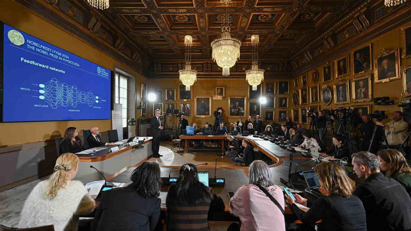 Artificiell intellligens var inblandad i flera av årets nobelpris. Här en bild från tillkännagivandet av fysikpriset. Foto: Jonathan Näckstrand/AFP via Getty Images