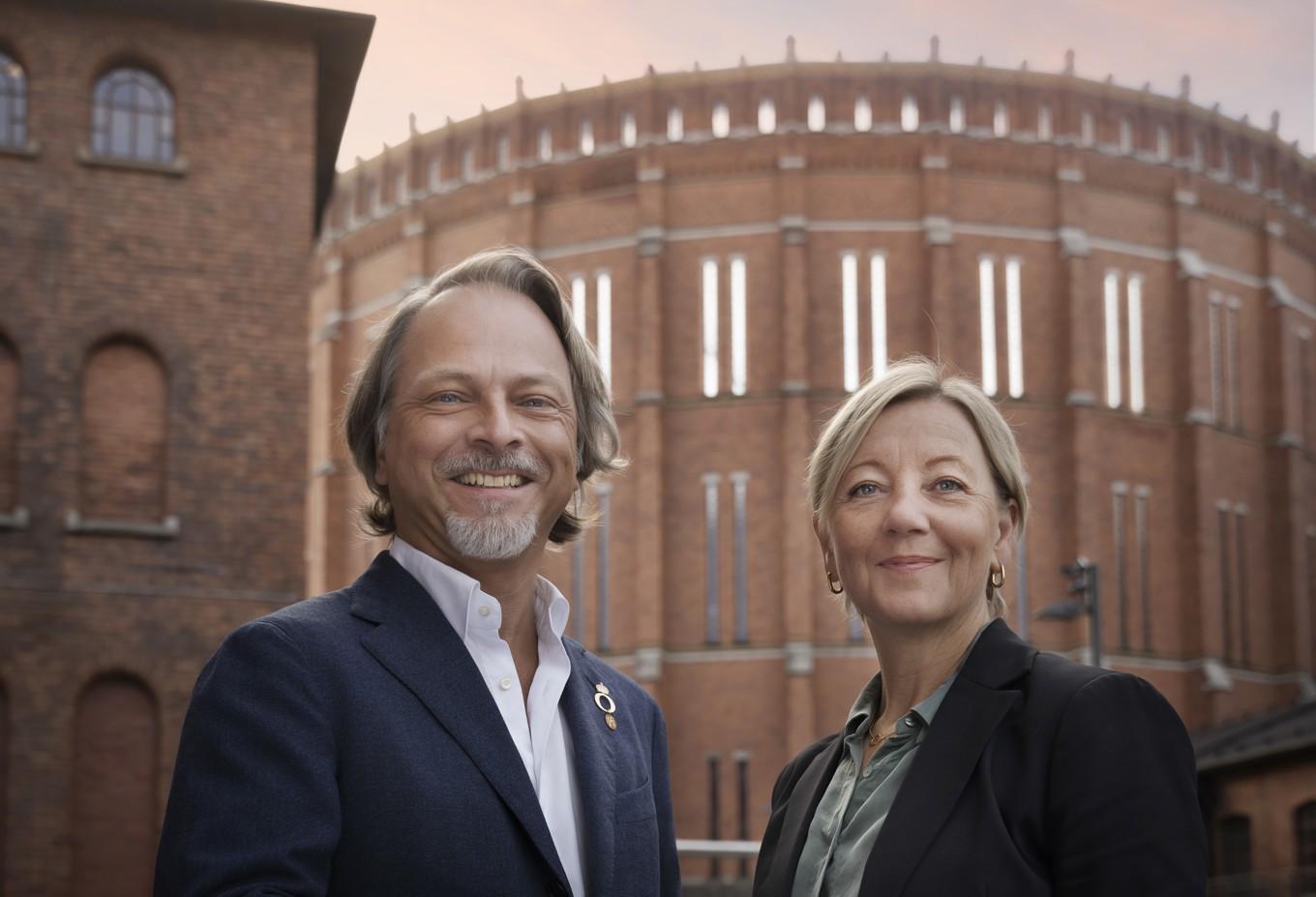 Fredrik Lindgren, vd för Kungliga Operan och Satu Andersson, vd för Cirkus Venues framför den historiska industribyggnaden, gasklocka 2, i stadsdelen Norra Djurgårdsstaden. Foto: Markus Gårder