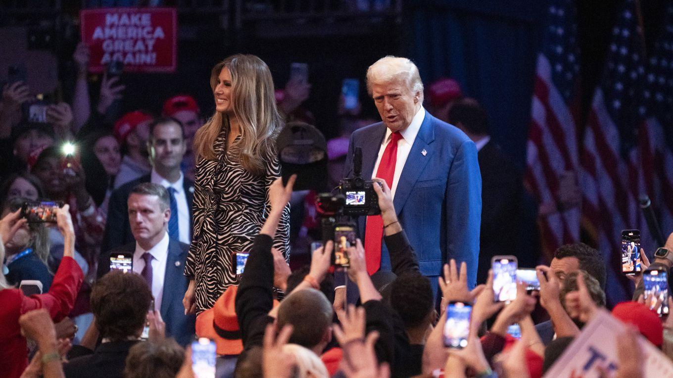 Den tidigare presidenten Donald Trump ses här med hustrun Melania Trump under ett kampanjmöte i ett fullsatt Madison Square Garden i New York den 27 oktober. Foto: Samira Bouaou